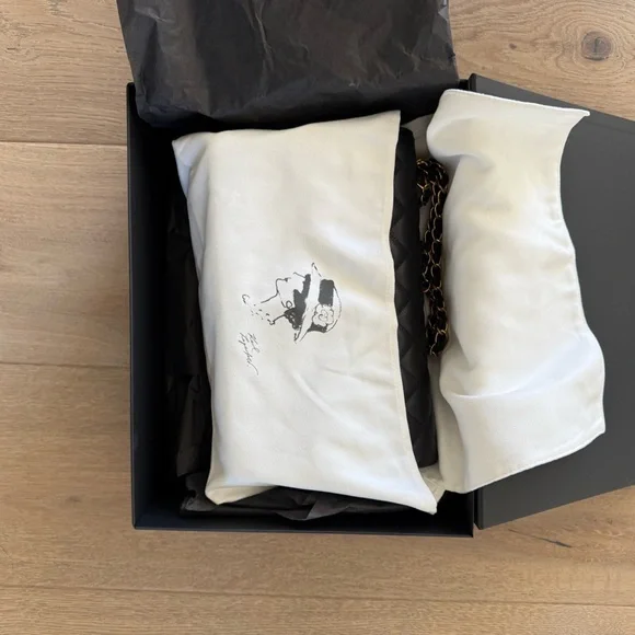 Chanel black Jumbo Classic Caviar Double Flap Quilted Leather Chain Bag - Picture 8 of 14